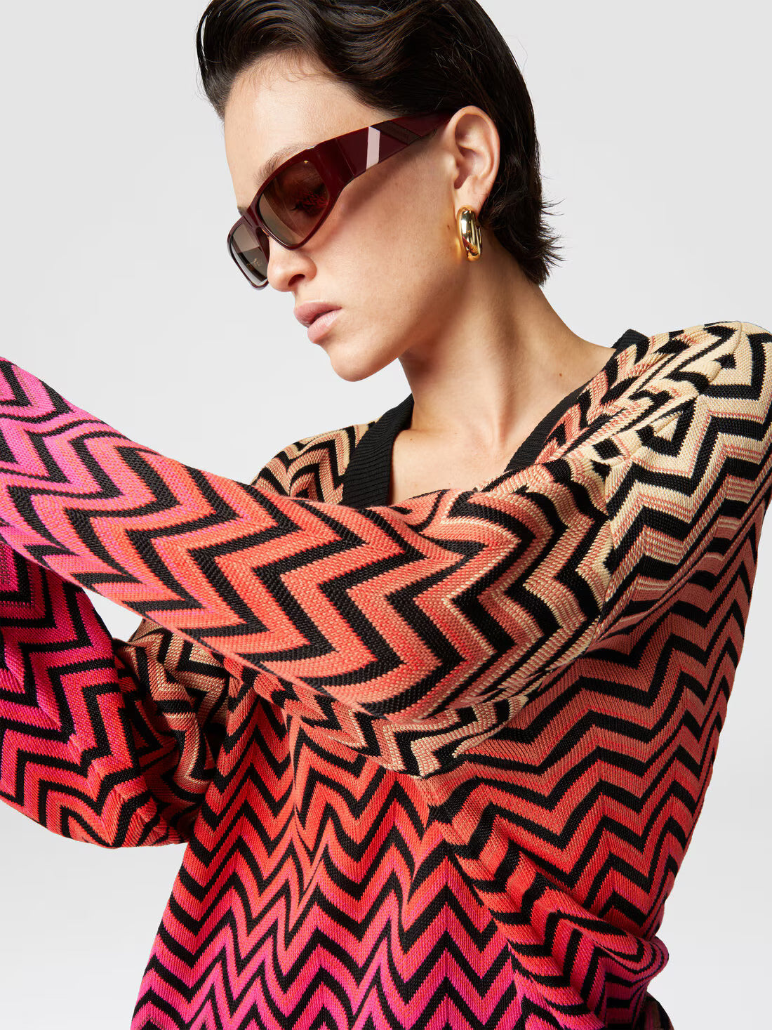 Maglia oversize motivo chevron dégradé con scollo a V