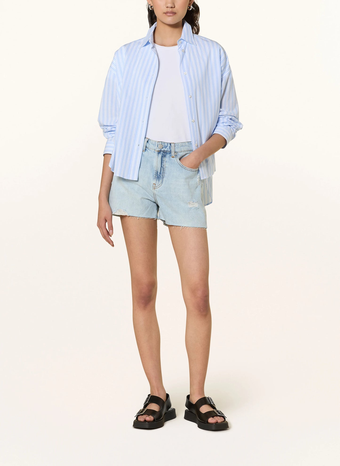 Short in denim con strappi